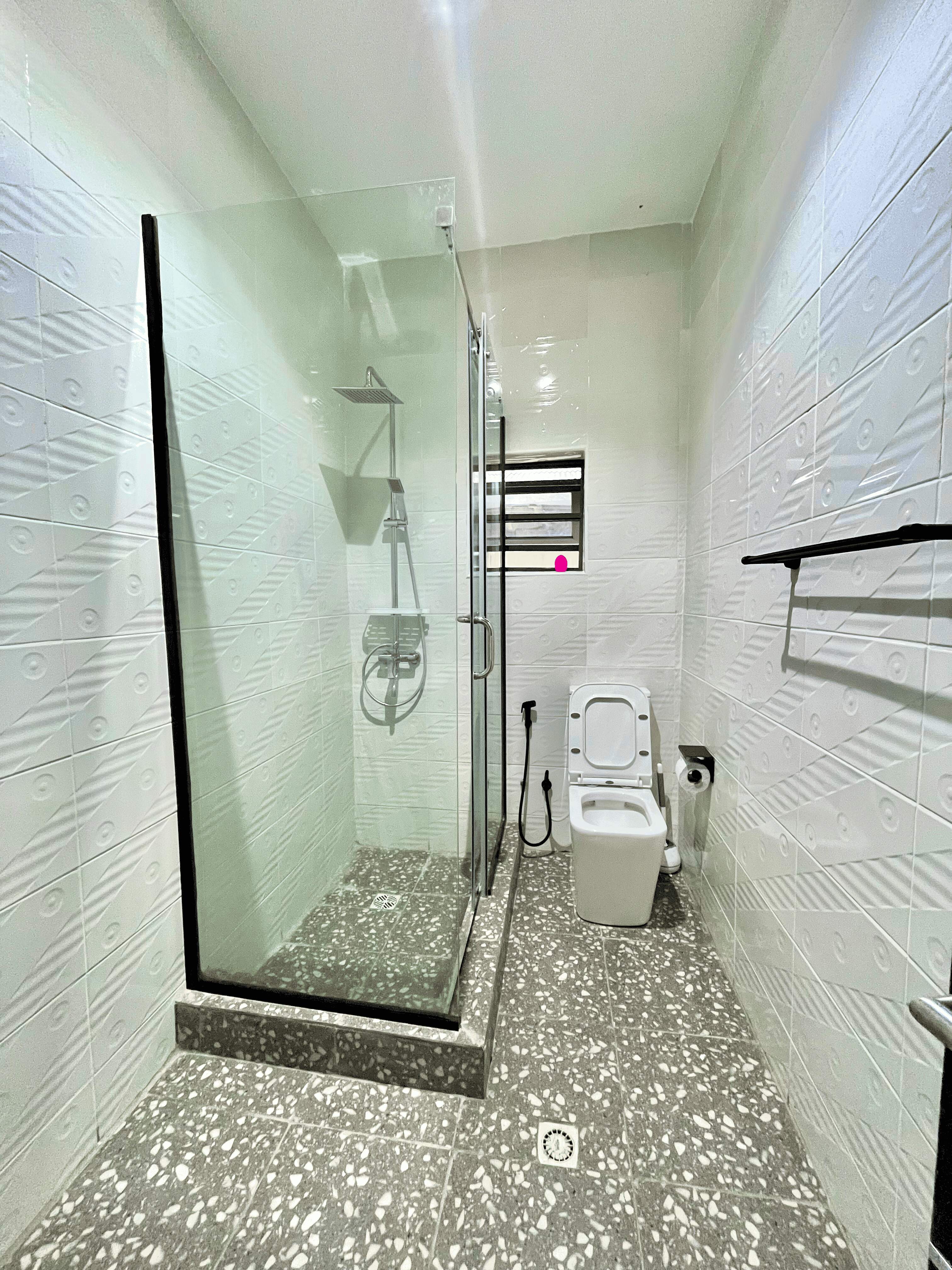 De Luxuria Apartment fitted chef kitchen - shortlet apartments in Ikate
